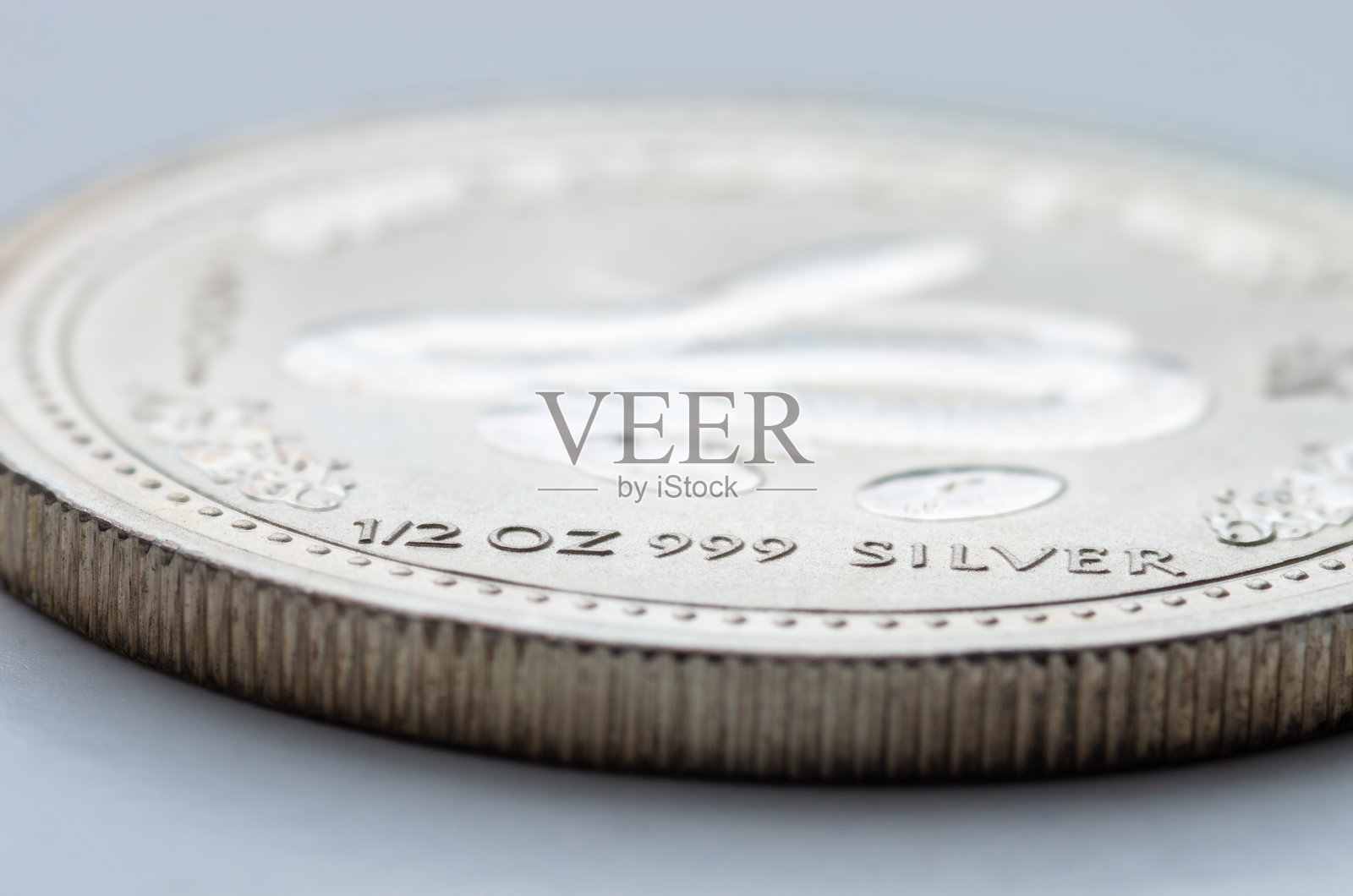 一片重为半盎司的银币碎片。照片摄影图片