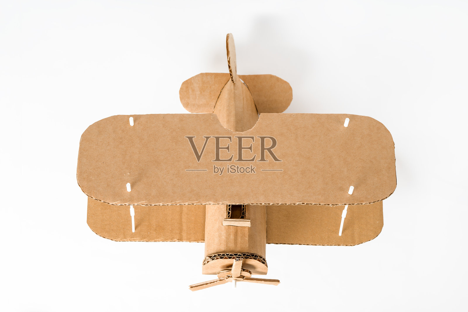 创意DIY纸板双翼飞机俯视图，手工制作的飞机工艺品照片摄影图片