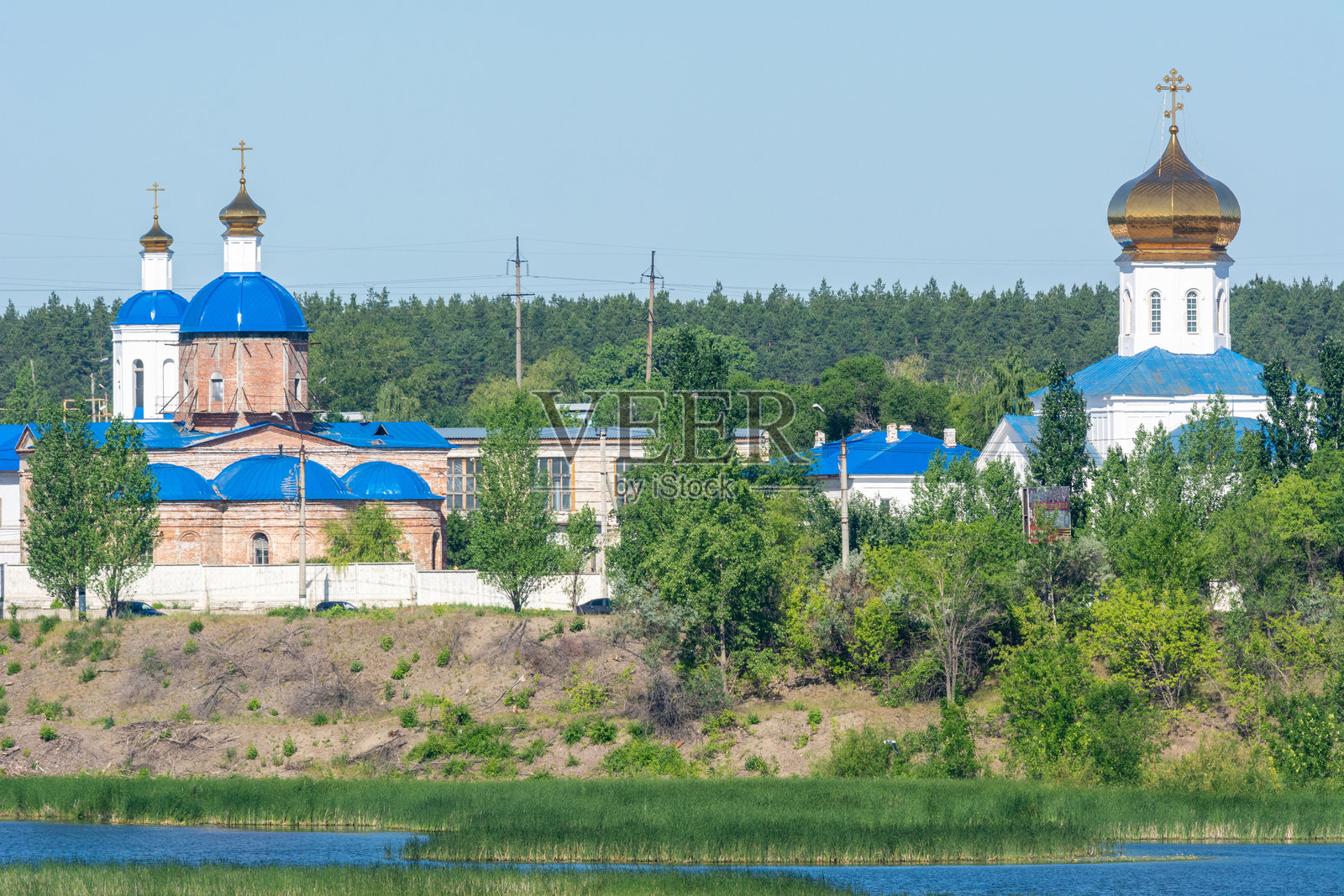 俄罗斯斯兹兰的西兹兰卡河畔的沃兹涅森斯基（升天）男性修道院。照片摄影图片