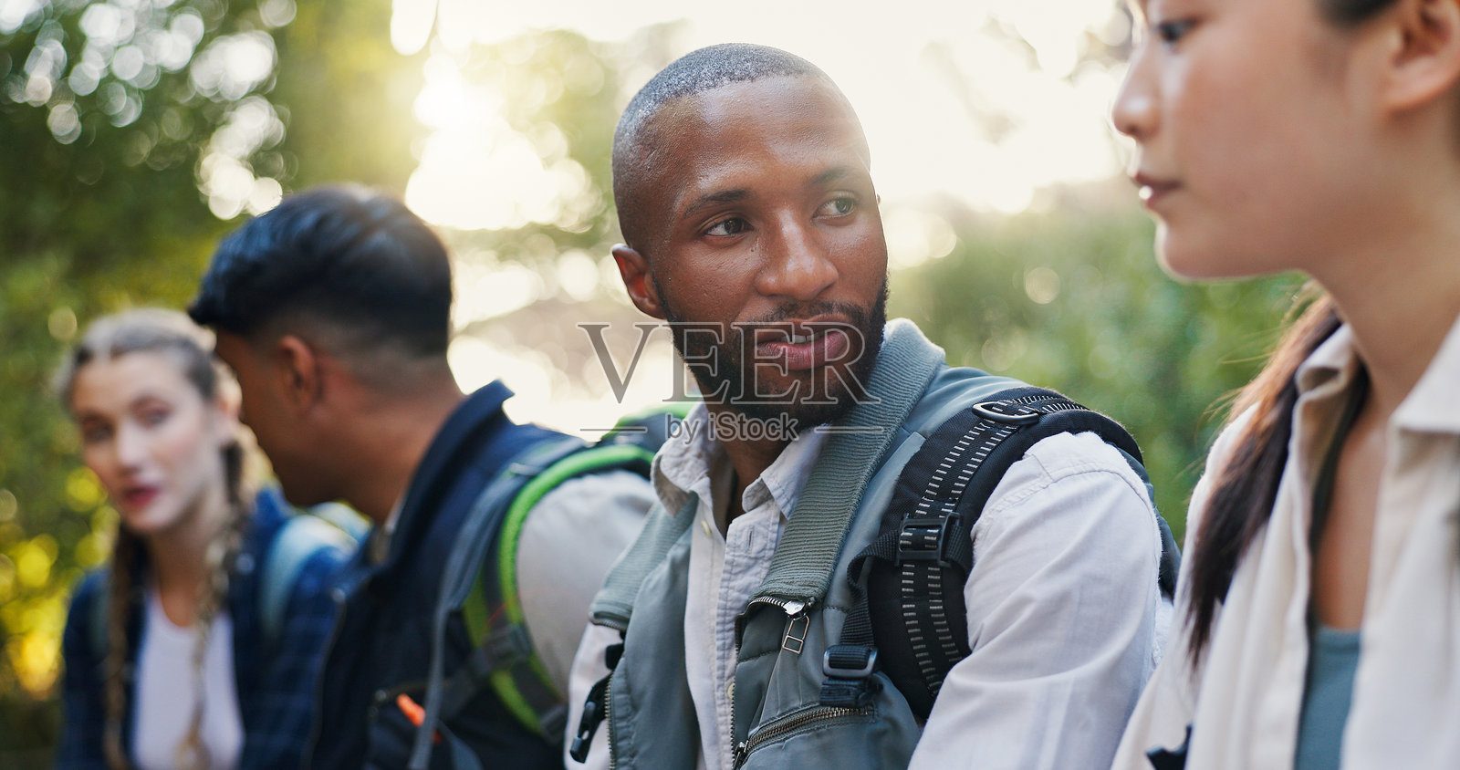 徒步旅行，自然与人们的讨论，旅行与放松的周末休闲，爱好与冒险。健康，户外与朋友的交谈，宁静与健身，微笑与森林中的团体。照片摄影图片