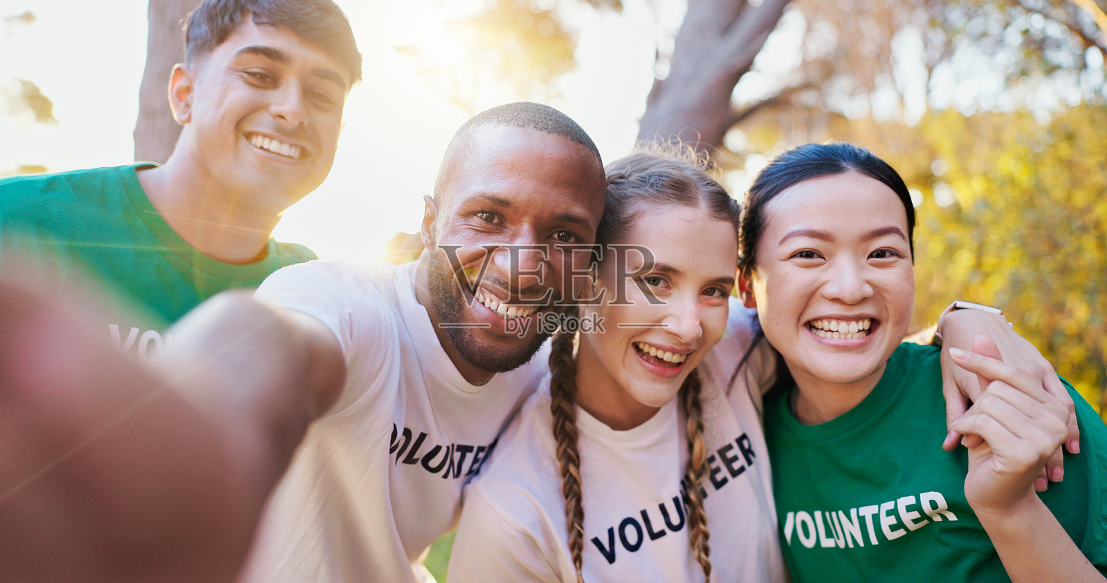 户外自拍，微笑的人们，志愿者和慈善工作者的头像。团体、朋友和气候变化活动家，共同参与非政府组织项目，创造回忆和加深联系。照片摄影图片