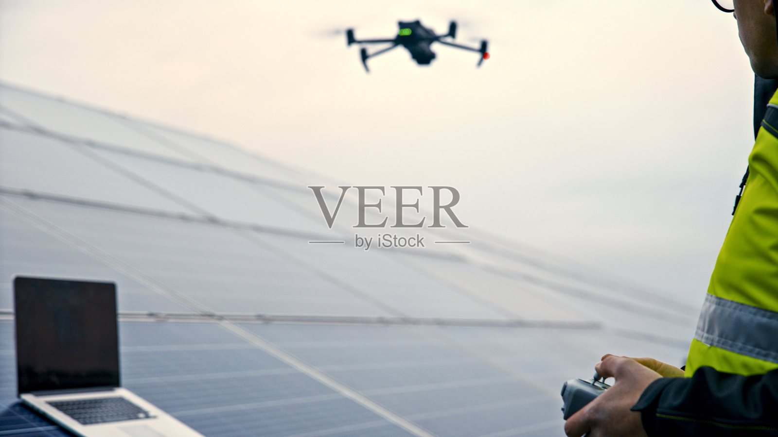 太阳能设施的无人机检查照片摄影图片