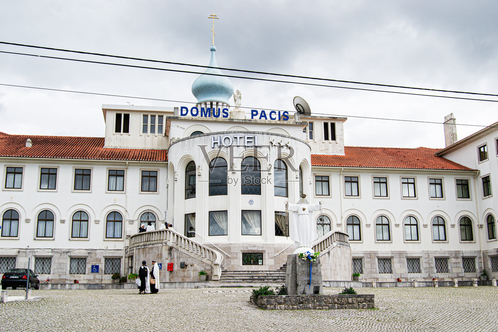 葡萄牙法蒂玛的和平之家酒店外观,天空多云照片摄影图片