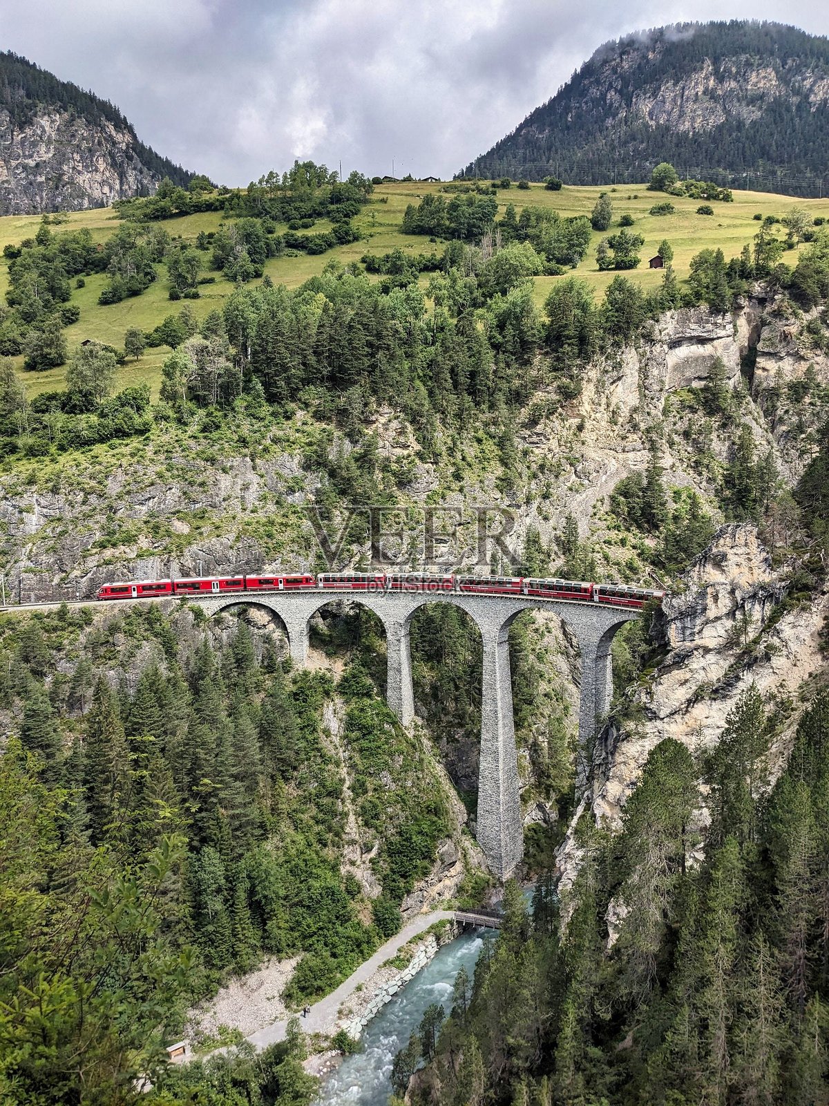 瑞士火车穿过菲利苏尔的老桥——兰德瓦瑟维亚杜克，瑞士铁路公司（RhB）照片摄影图片