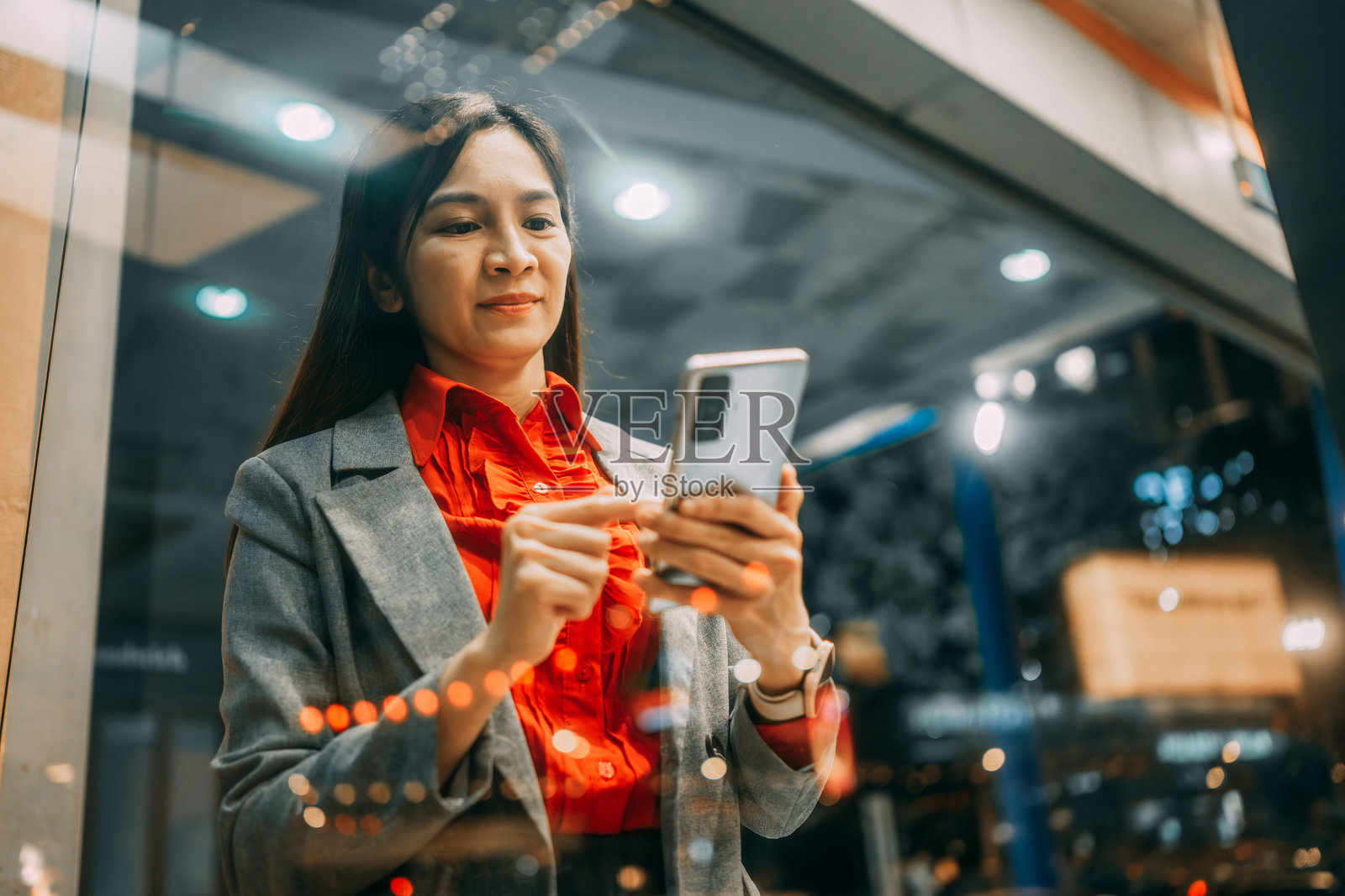 成功战略：一位女商人在数字时代的思考照片摄影图片