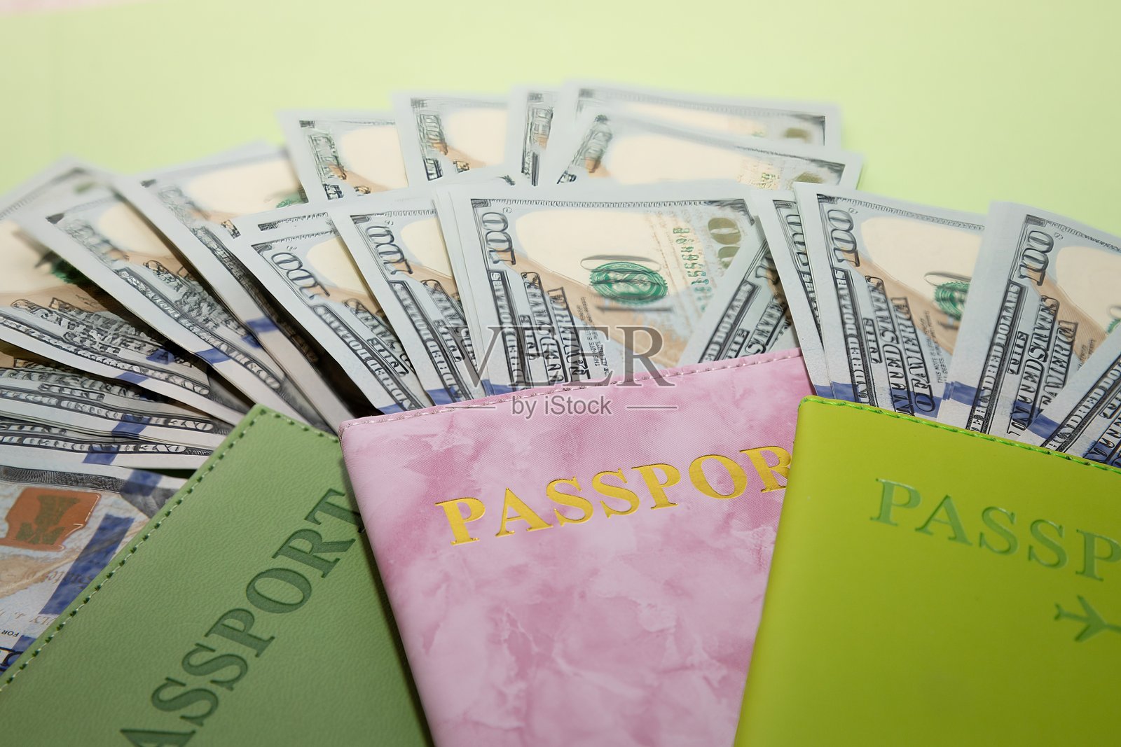 护照和美元在绿色背景上，旅行和预算概念照片摄影图片