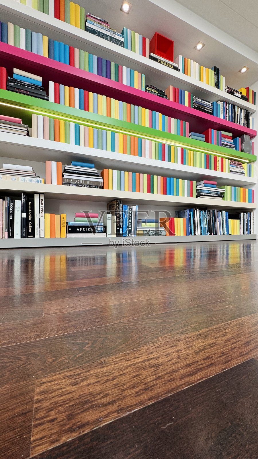 书架上紧密摆满了许多五颜六色的书籍照片摄影图片