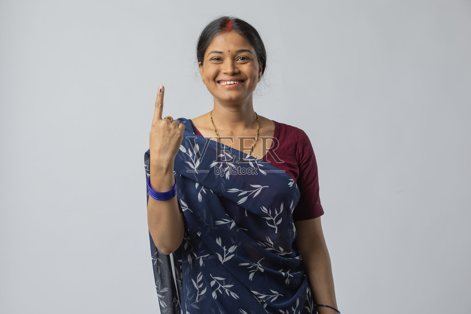 女性在白色背景下展示投票墨水标志照片摄影图片