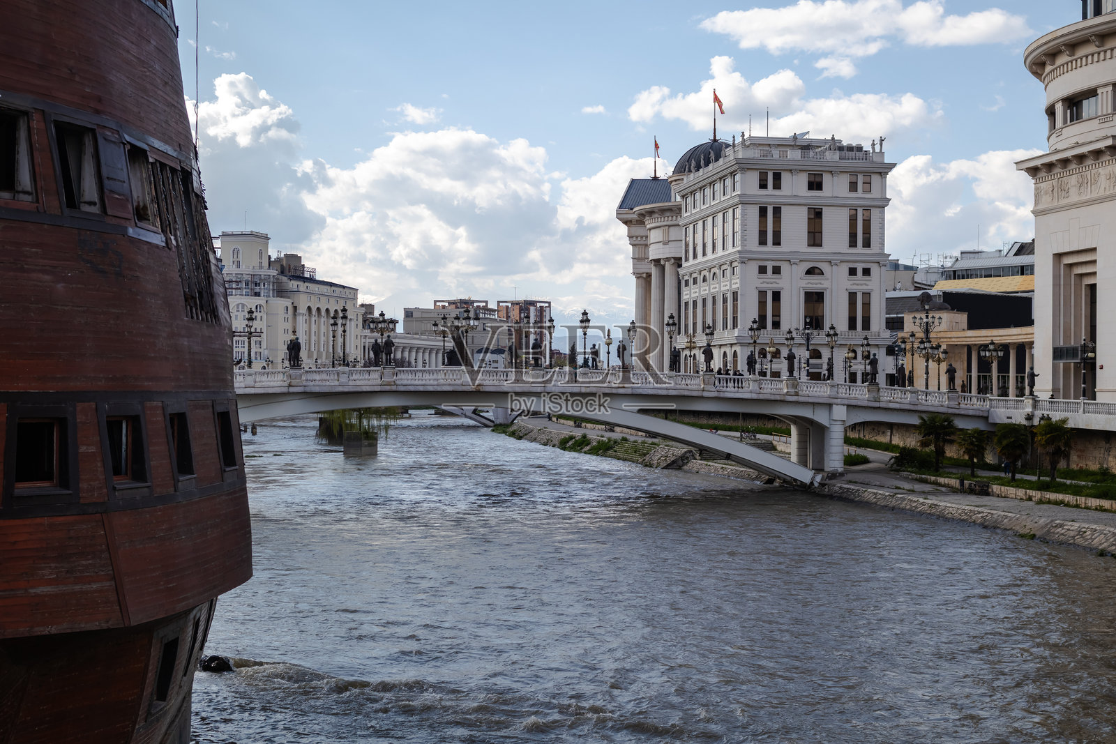 斯科普里城市风光，石桥与瓦尔达河照片摄影图片
