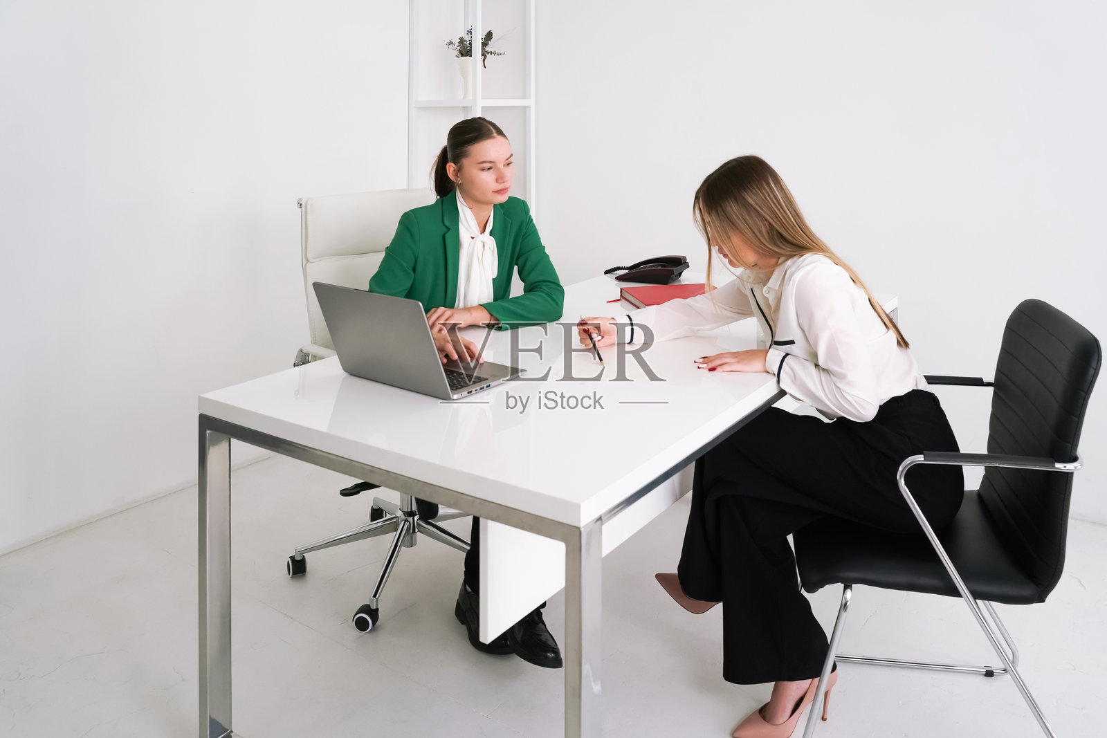 人们在忙碌的工作中，作为商业、办公室工作的模拟。企业、商界人士或员工忙于职业或劳动力。商务会议。照片摄影图片