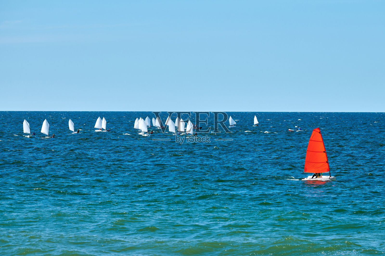 蓝色海洋帆船比赛，游艇俱乐部之间的航海盛事体育帆船竞赛照片摄影图片