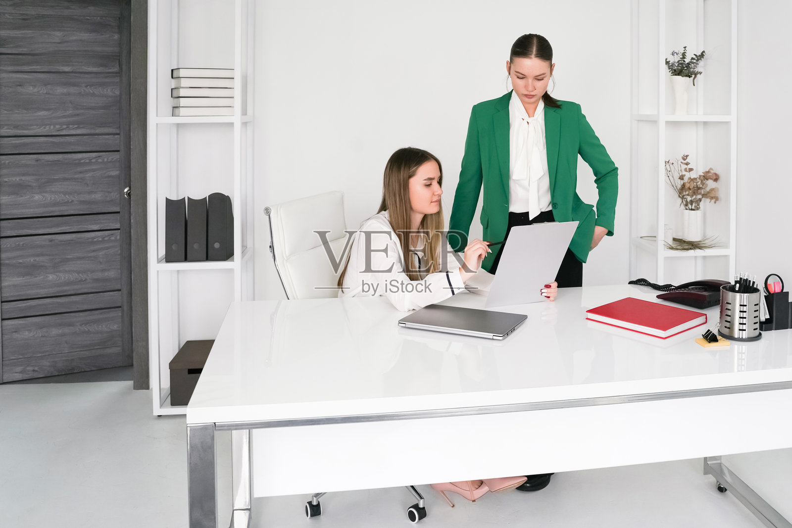 人们在忙碌的工作中，办公室工作样板。企业、商界人士或员工忙于职业或劳动力。商务会议。照片摄影图片