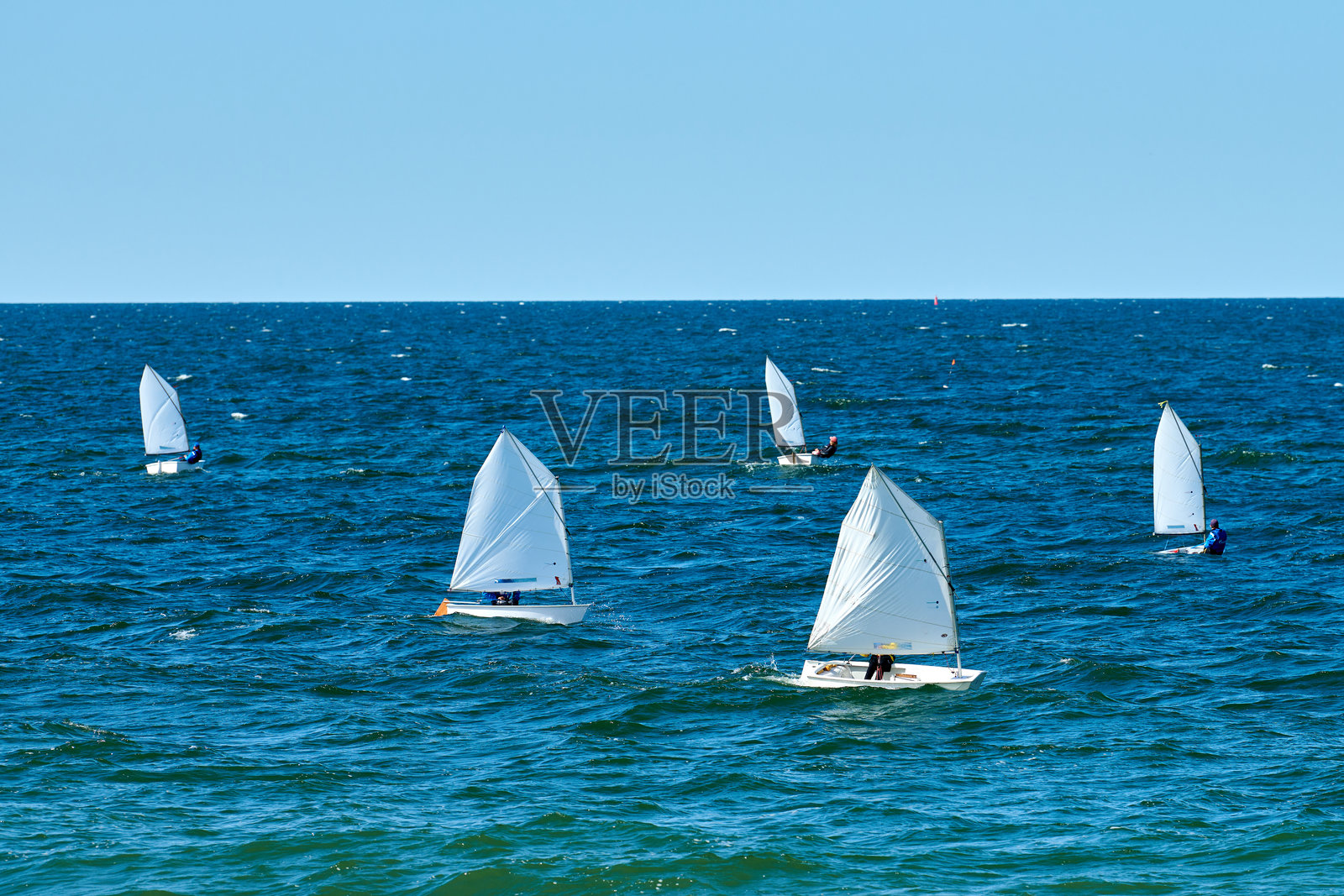 蓝色海洋帆船比赛，游艇俱乐部之间的航海体育盛事照片摄影图片