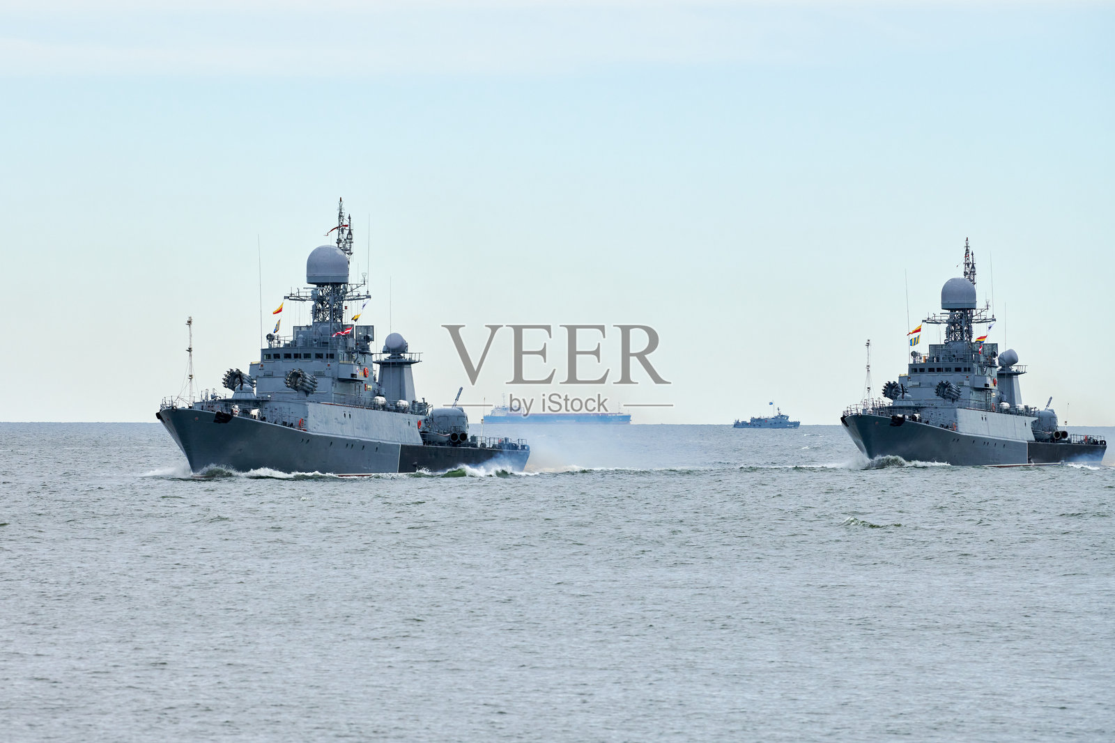 一支俄罗斯军舰编队驶向军事目标，武装军舰准备攻击敌人照片摄影图片