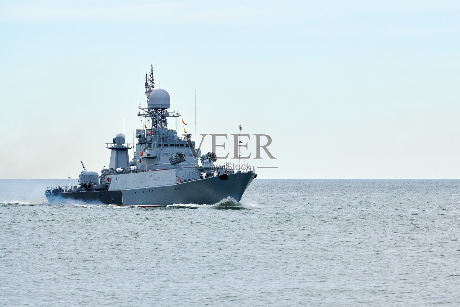 俄罗斯军舰携带武器驶向海洋，准备攻击和摧毁军事目标。照片摄影图片