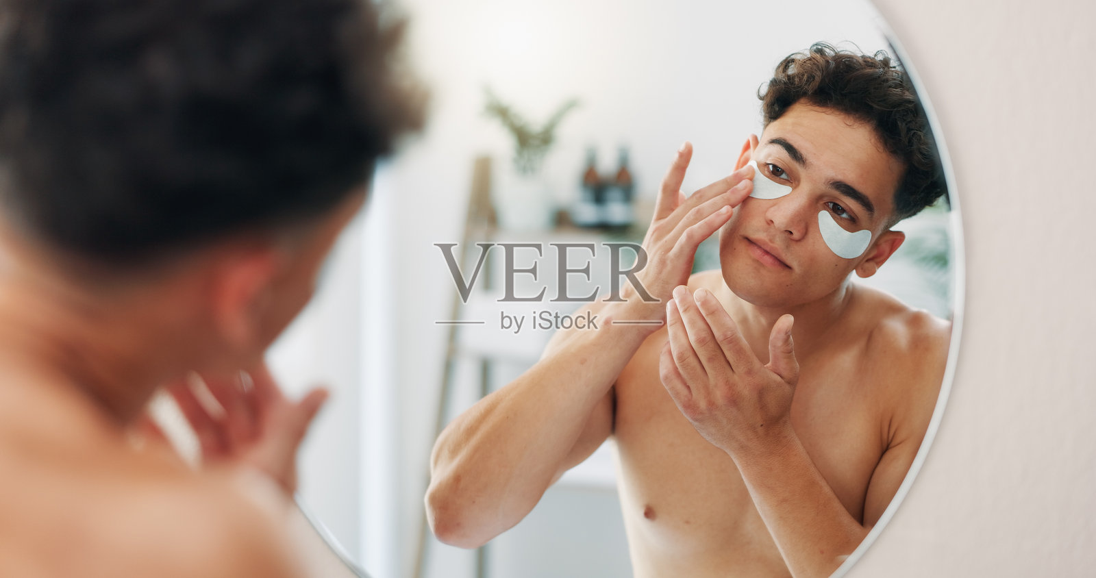 眼罩，护肤或带镜子的男性，面部或美容化妆品，涂抹或健康。反射，家中或使用面部胶原蛋白贴的个人，或抗衰老或保湿的皮肤科产品。照片摄影图片