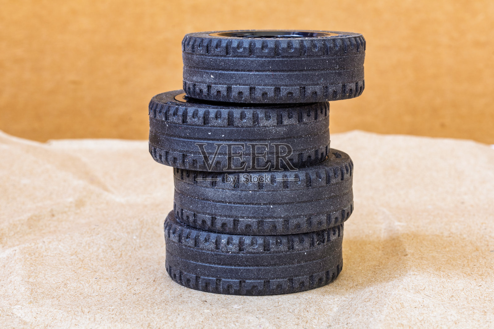 一堆玩具车轮胎，四个轮胎叠放存储照片摄影图片