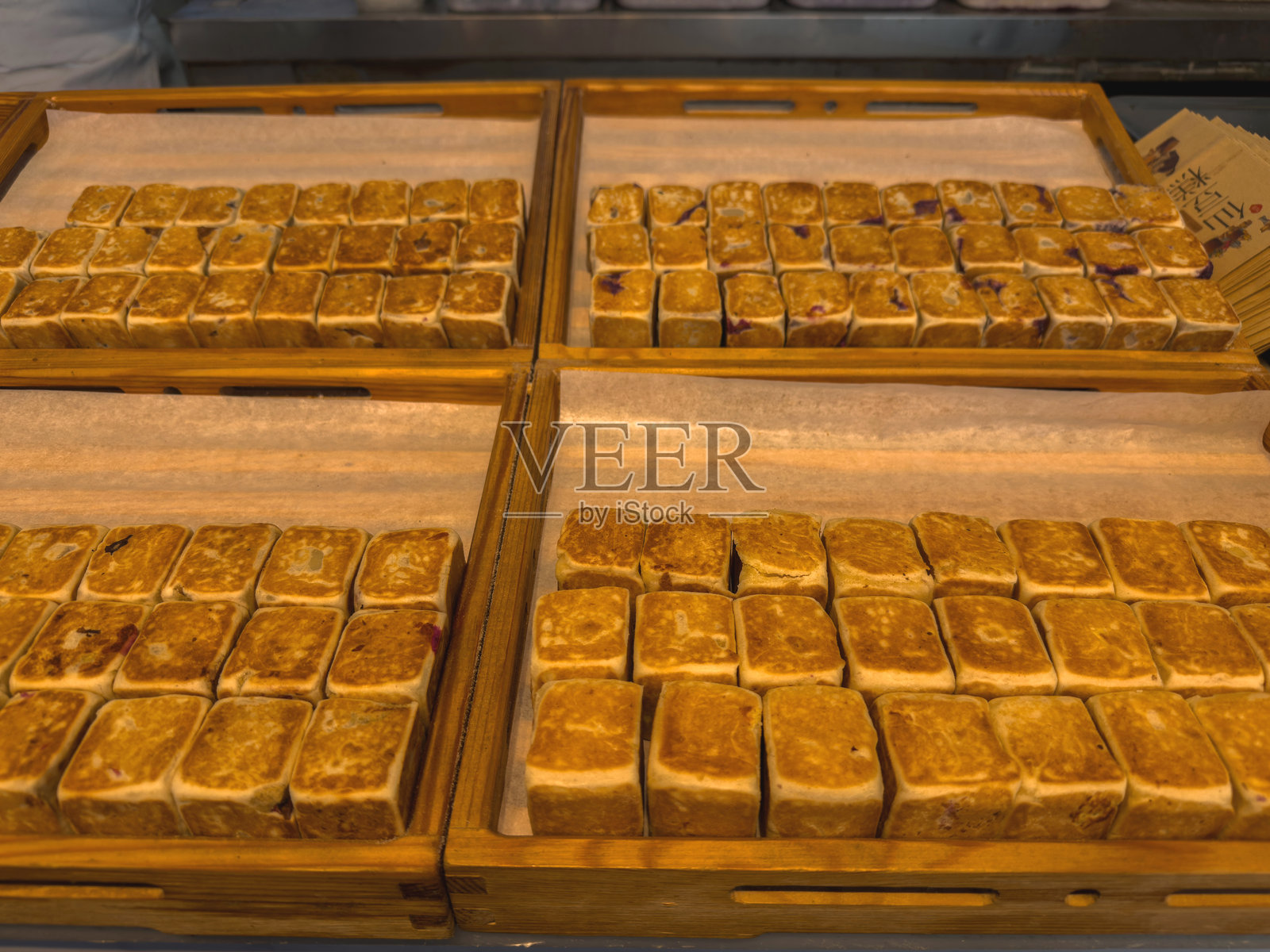 木托盘上的传统中式糕点展示。长方形的馅饼，来自中国。照片摄影图片