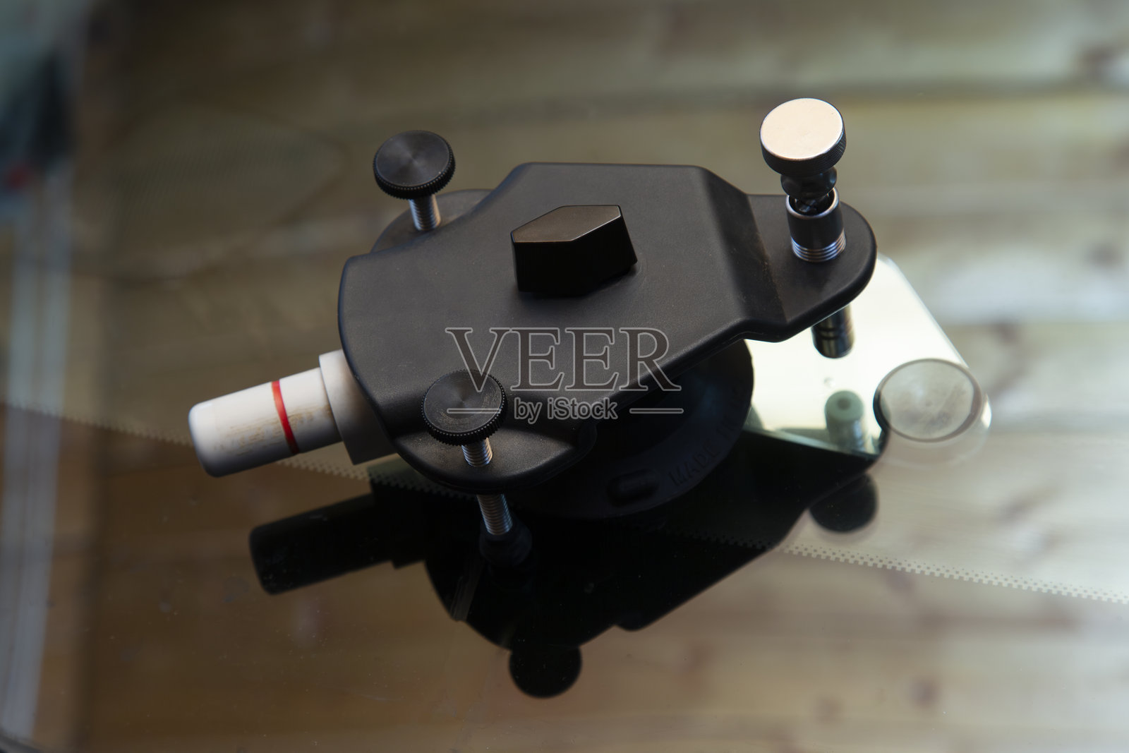 汽车窗户的缺口和裂缝修复。挡风玻璃修复。照片摄影图片