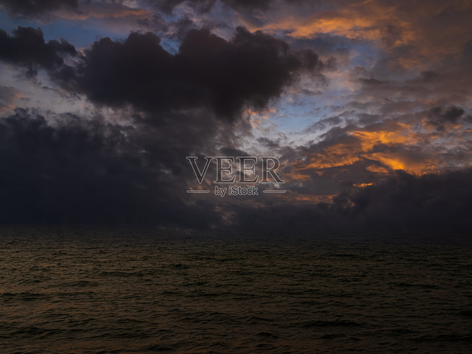 海上日落云彩天空照片摄影图片