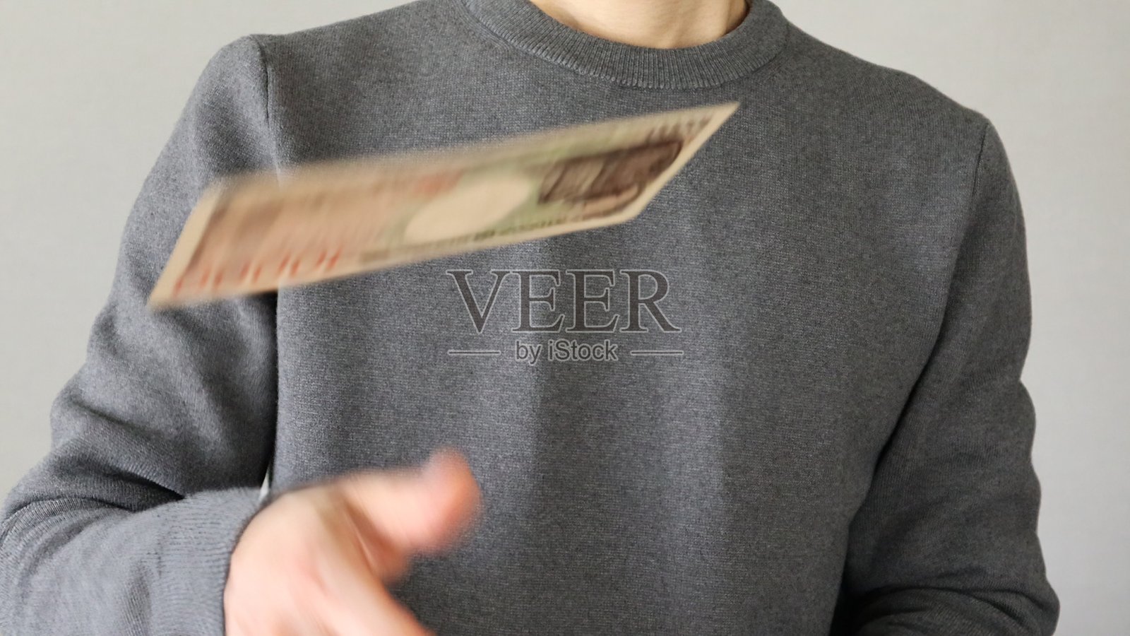 一个人扔出钞票照片摄影图片