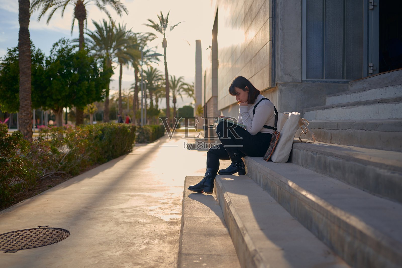 年轻学生在大学台阶上户外学习照片摄影图片