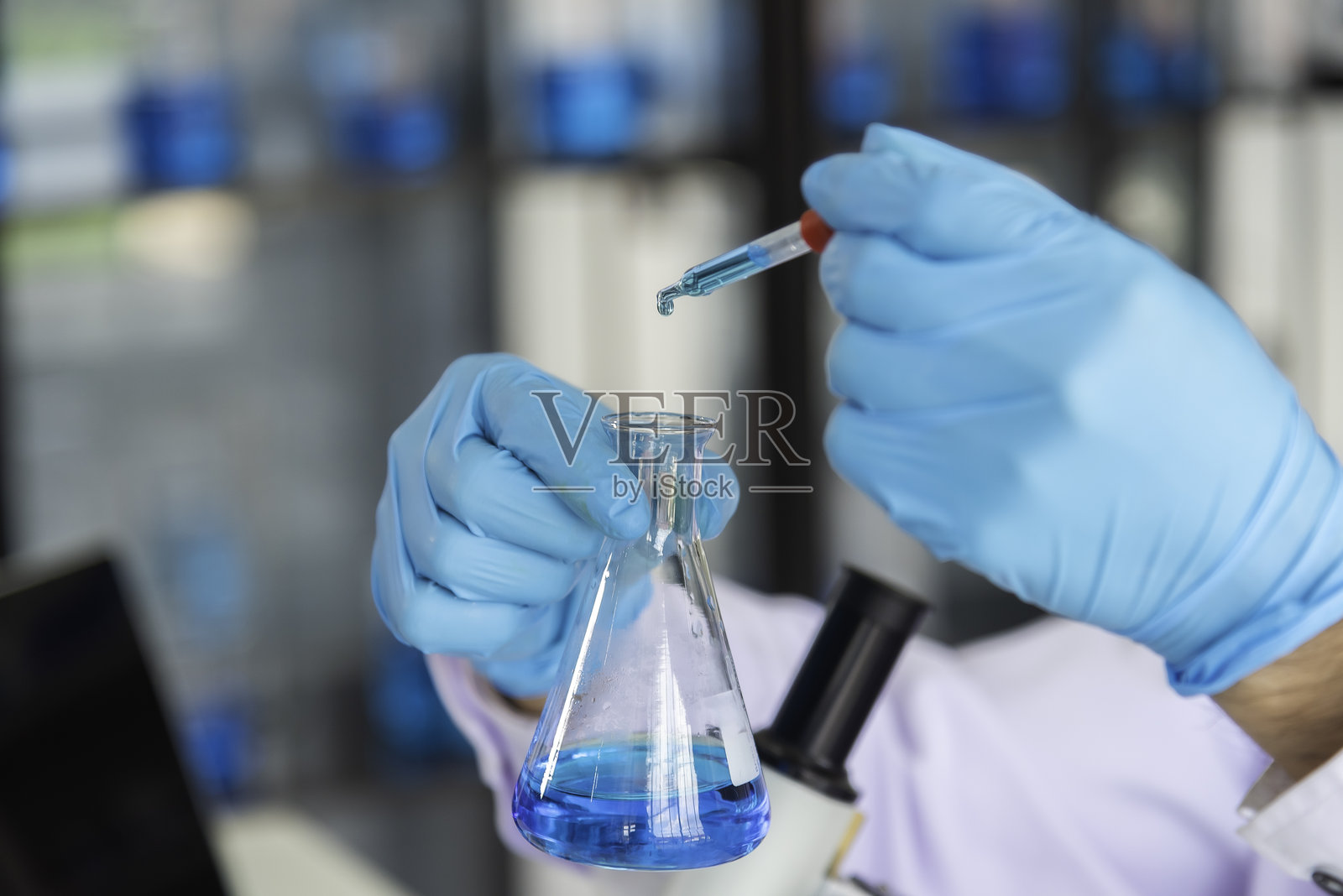 科学家在科学实验室进行研究。科学概念照片摄影图片