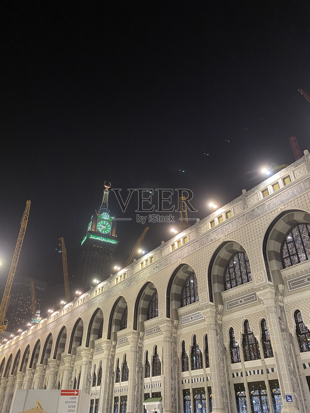 麦加大清真寺和钟楼的夜景照片摄影图片