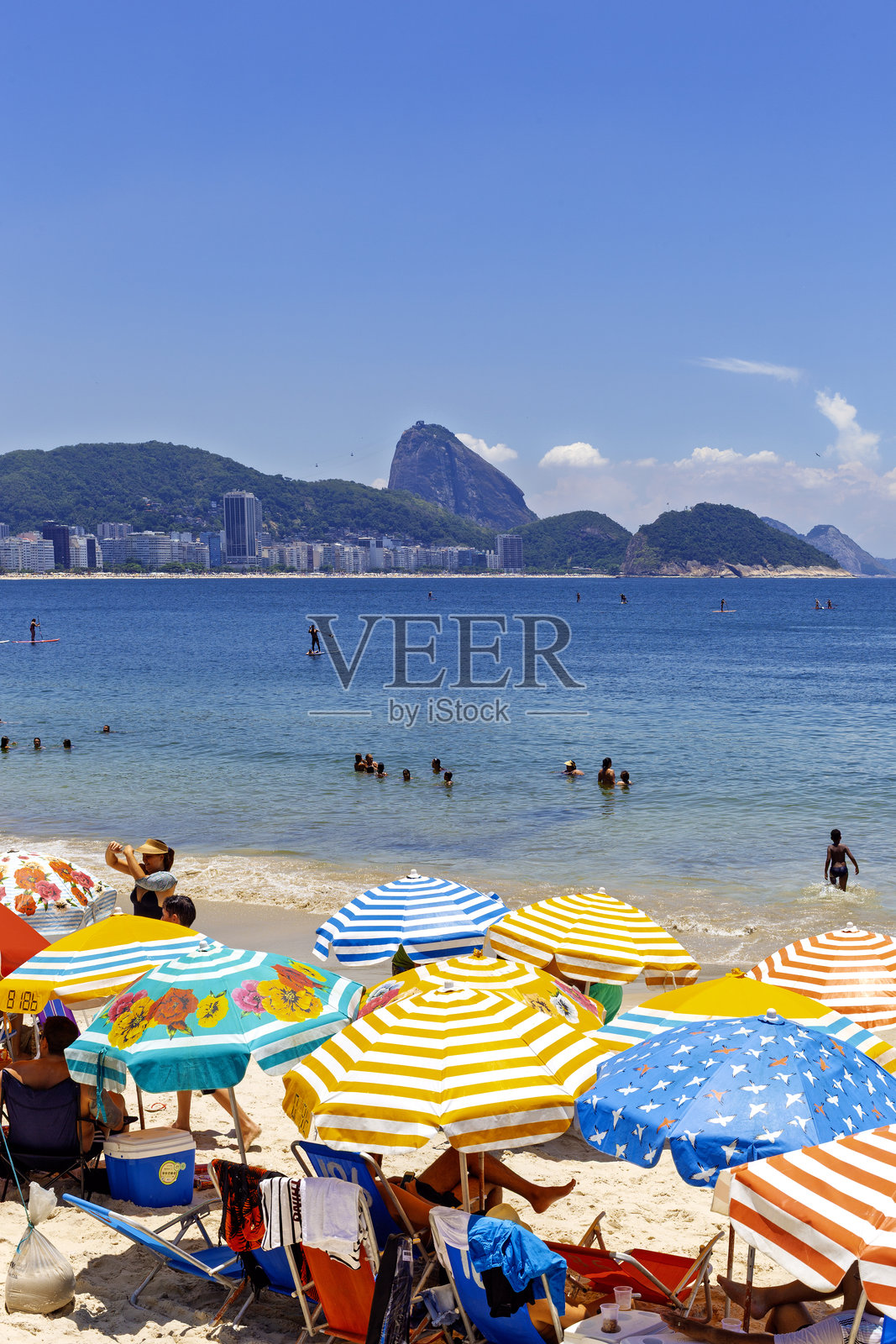 科帕卡巴纳海滩位于巴西里约热内卢市南区的科帕卡巴纳社区，是世界上最著名的海滩之一。照片摄影图片