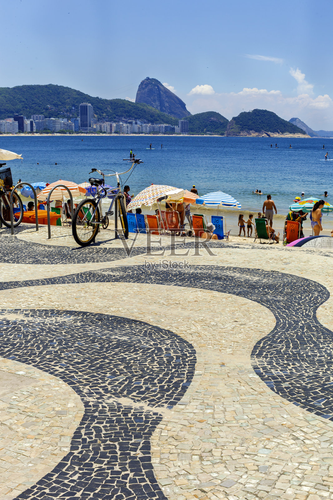 科帕卡巴纳海滩位于巴西里约热内卢市南区的科帕卡巴纳社区。它被认为是世界上最著名的海滩之一。照片摄影图片