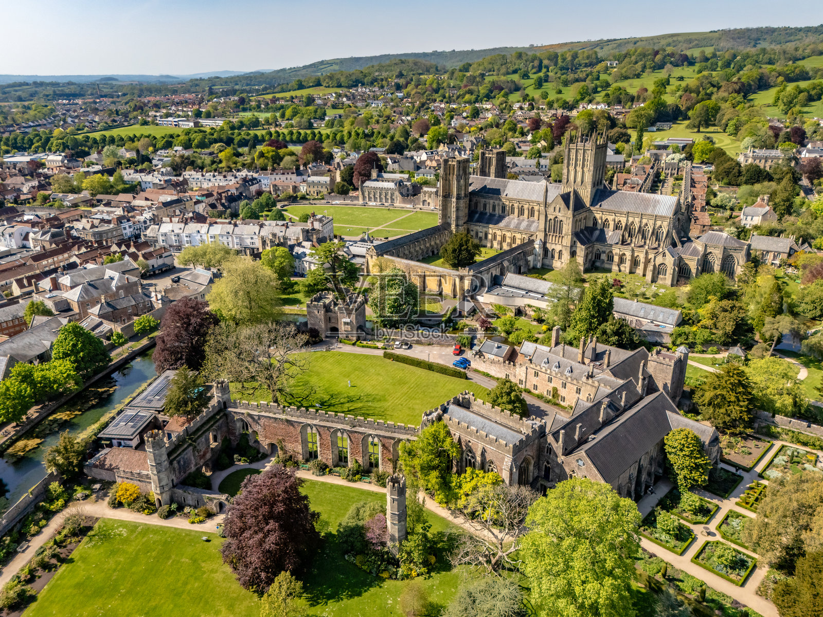 威尔斯大教堂的主教宫殿鸟瞰图照片摄影图片