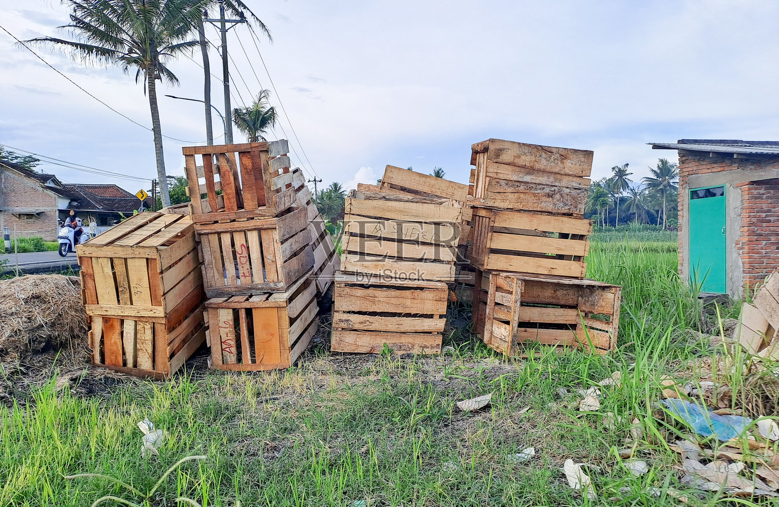 一堆旧木箱照片摄影图片