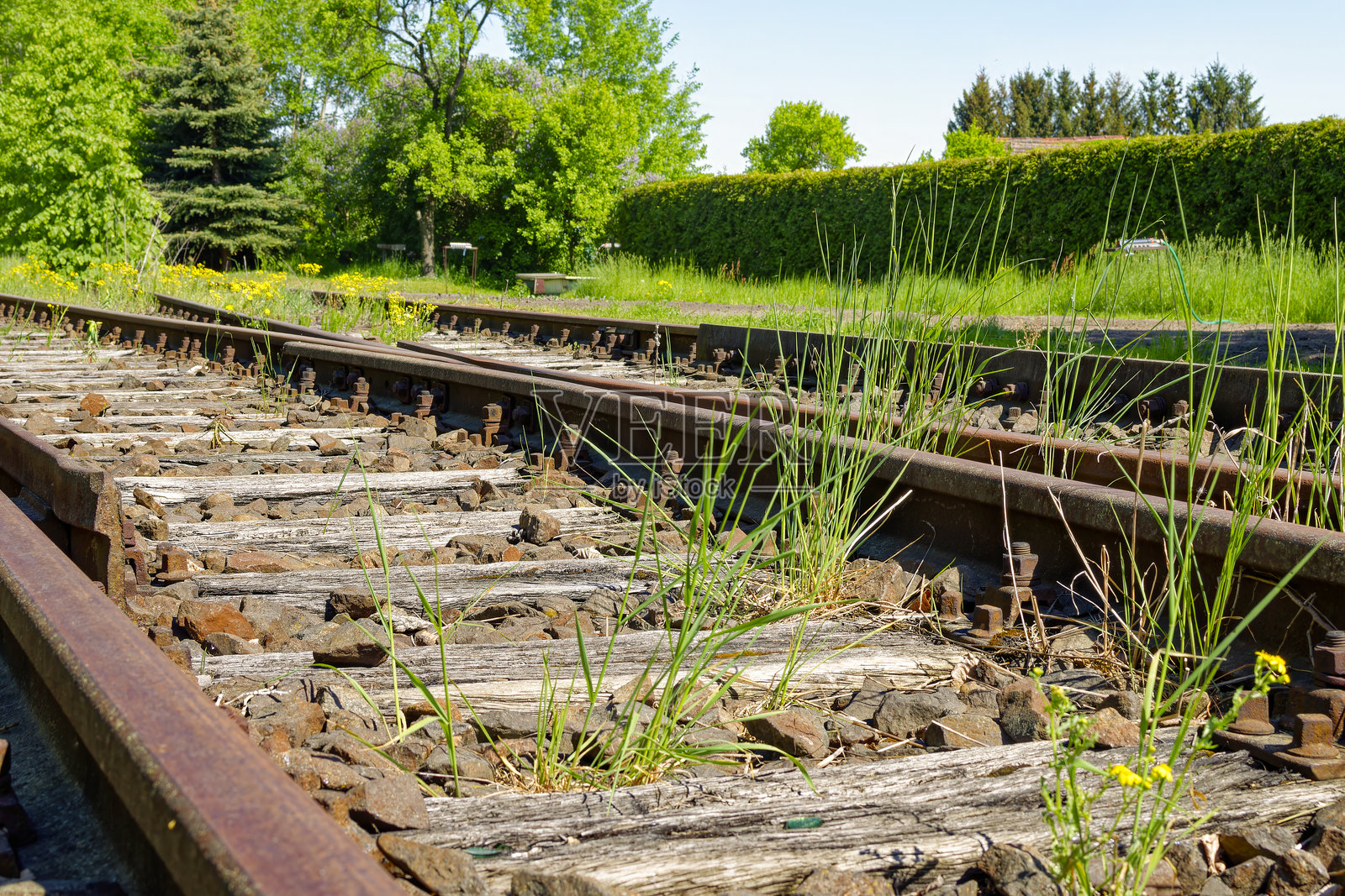 废弃且风化的铁路轨道。照片摄影图片