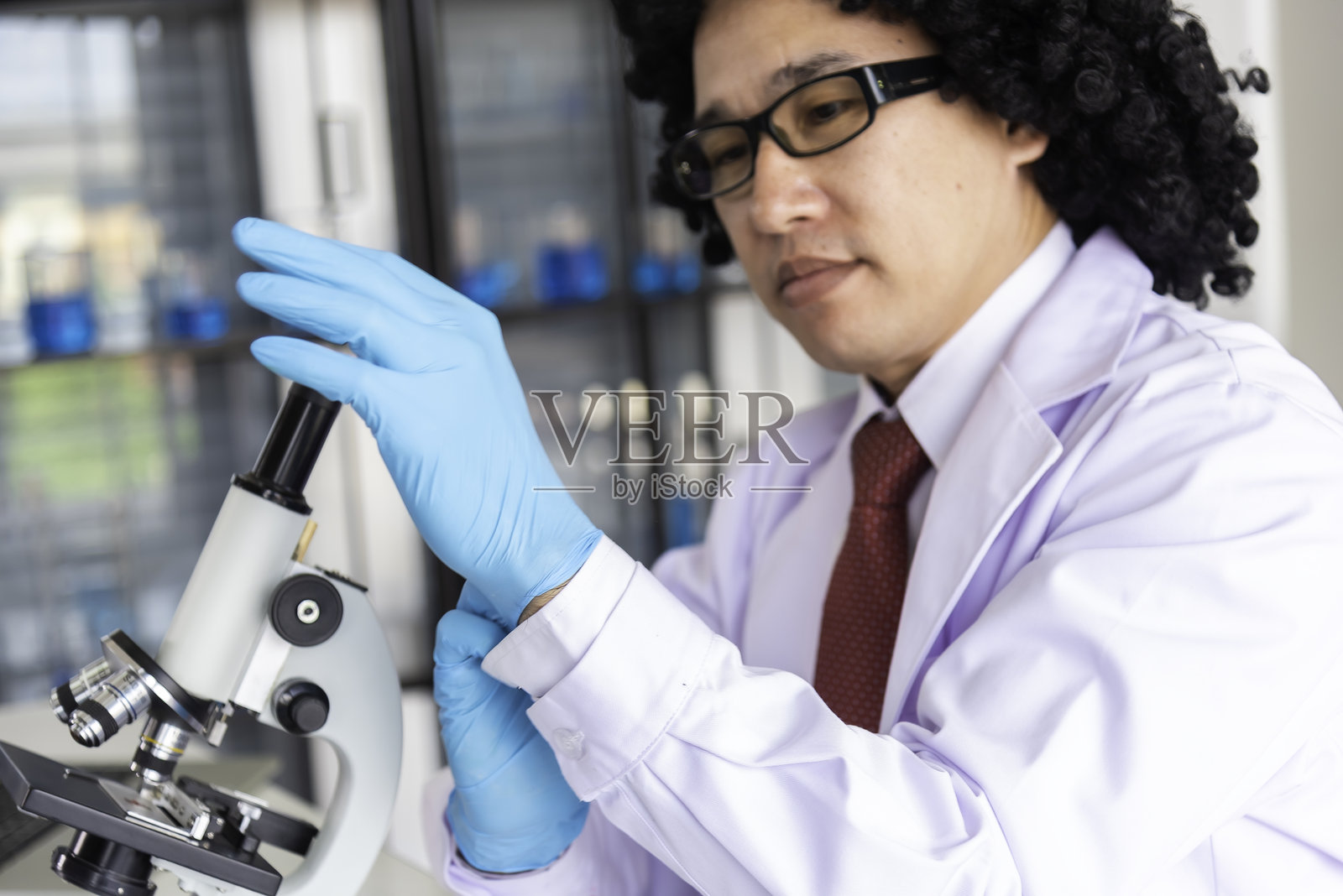 科学家在科学实验室进行研究。科学概念照片摄影图片