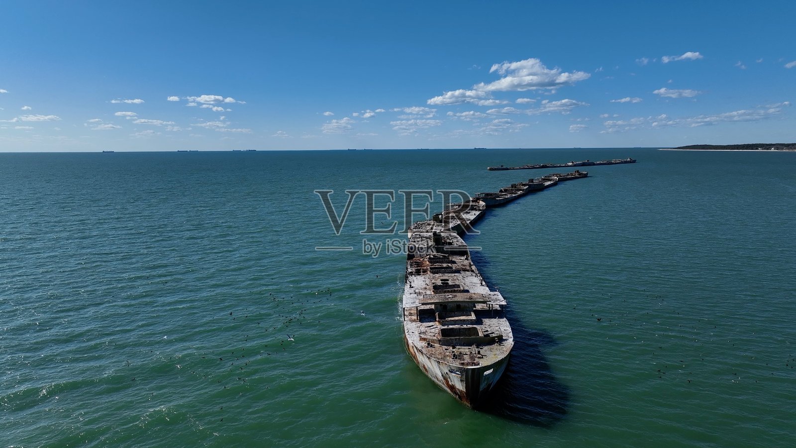 第二次世界大战的军舰被填充混凝土并沉没，现在作为弗吉尼亚州基普托基州立公园切萨皮克湾的防波堤使用。照片摄影图片