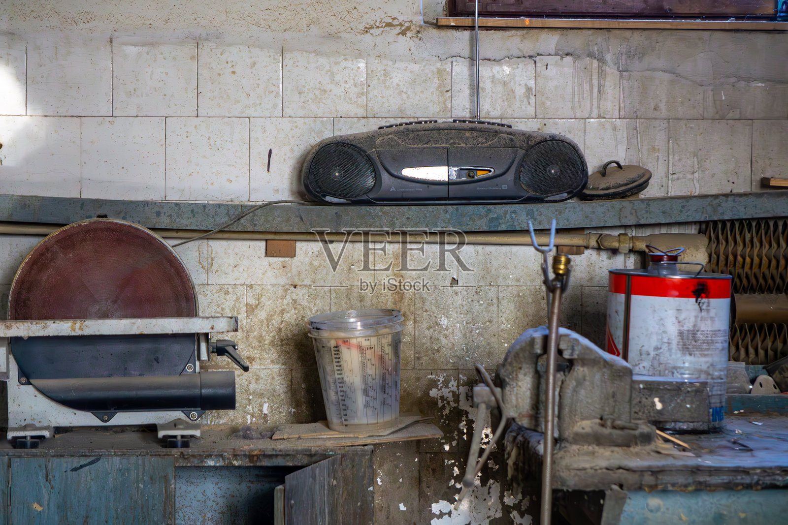 被忽视的旧木工车间内部。一个被遗弃的地方，里面有设备。照片摄影图片