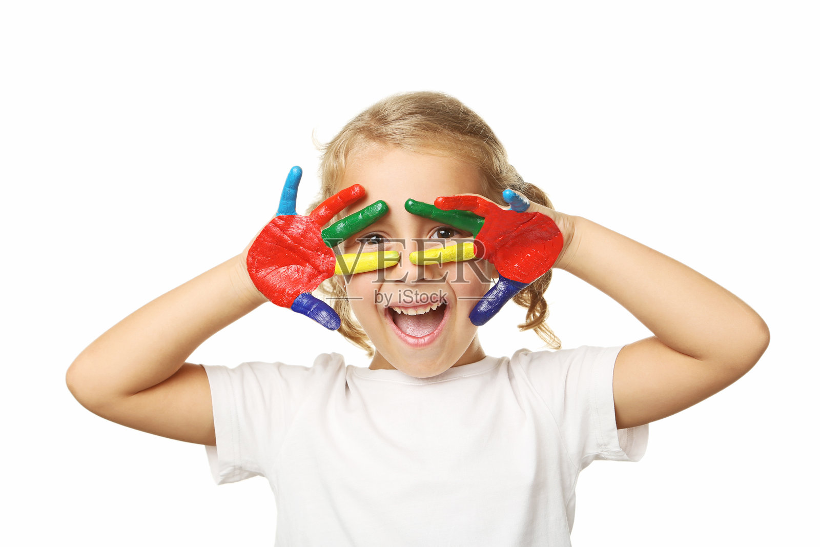 漂亮的小女孩，手上涂满了五彩缤纷的颜料照片摄影图片