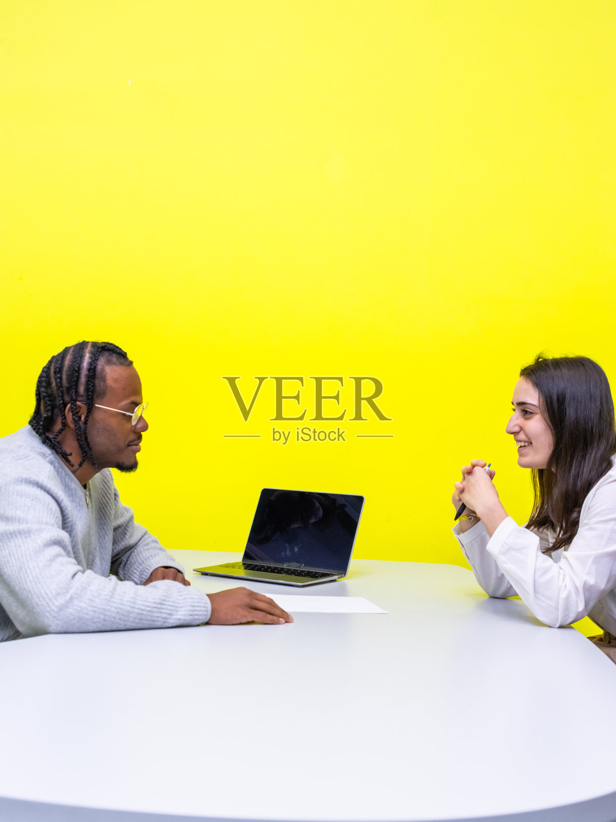 多元化的专业人士参与商务会议照片摄影图片