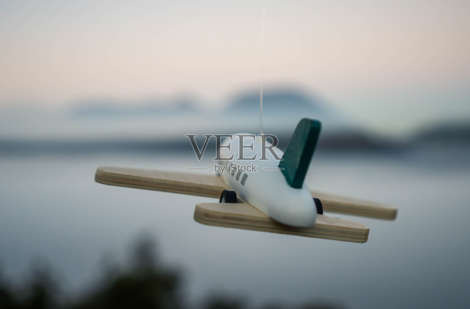 玩具飞机在布罗莫的壮丽上空飞翔照片摄影图片