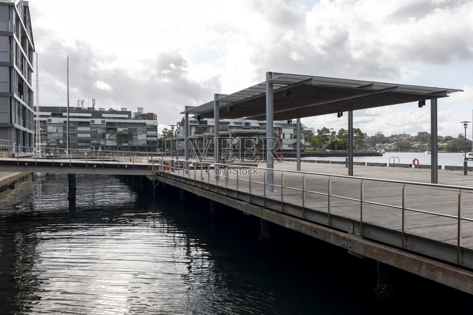 悉尼港的现代公寓大楼，澳大利亚悉尼照片摄影图片