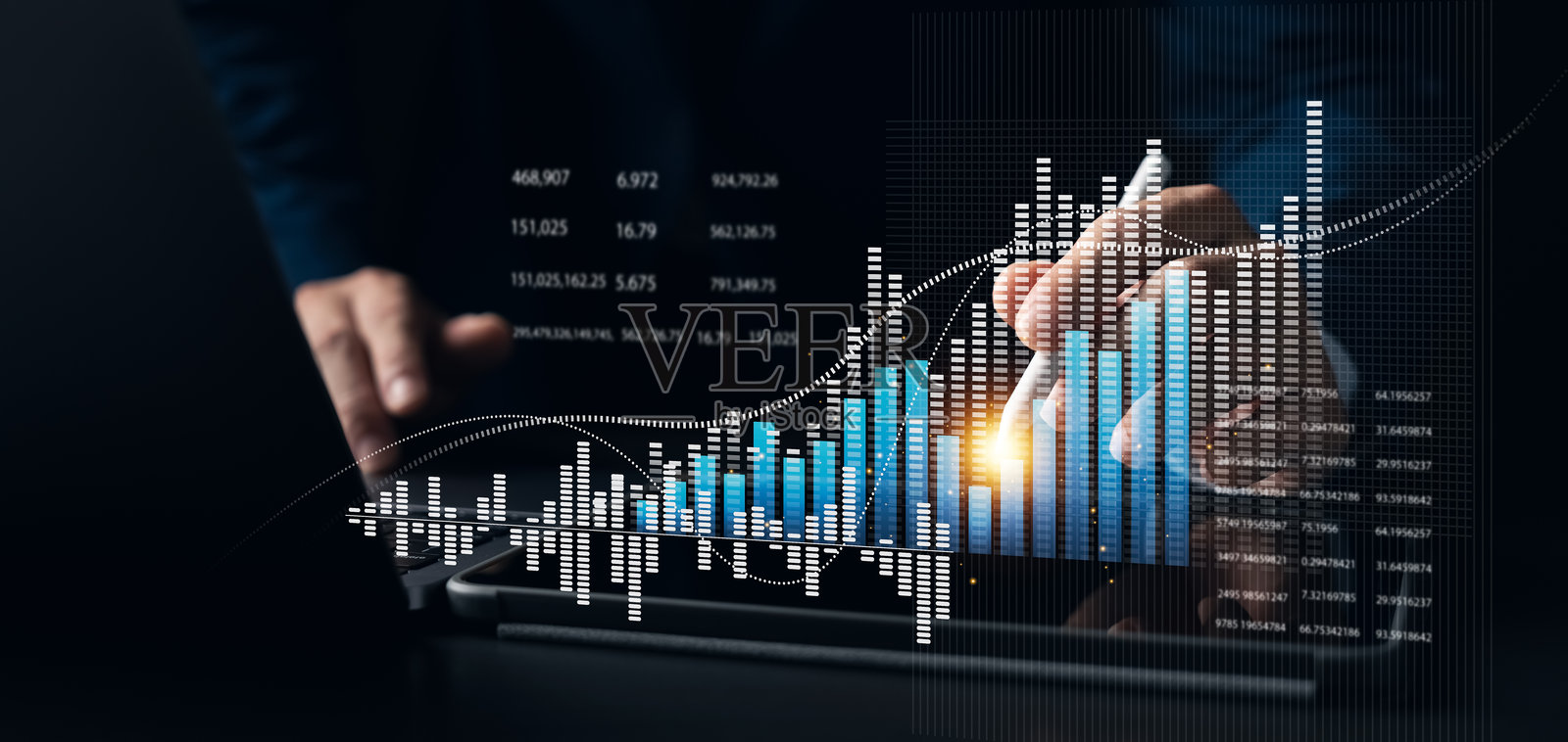 商业数据分析报告，包含绩效指标仪表板，商人在使用数字平板和笔记本电脑分析数据，经济增长图表，市场研究与战略规划。照片摄影图片