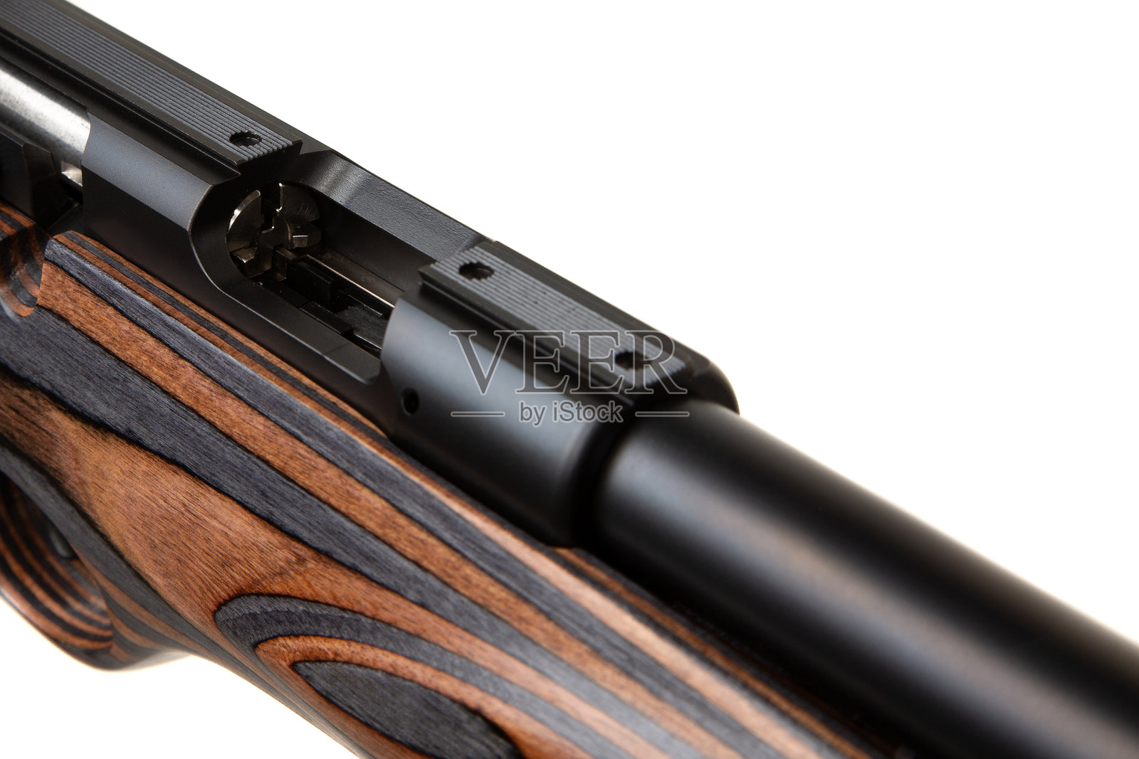 半自动 .22LR 步枪，配有定制木质层压枪托，具有符合人体工程学的握把和平滑的枪管，适合精确射击。非常适合靶场练习、运动射击和狩猎。照片摄影图片