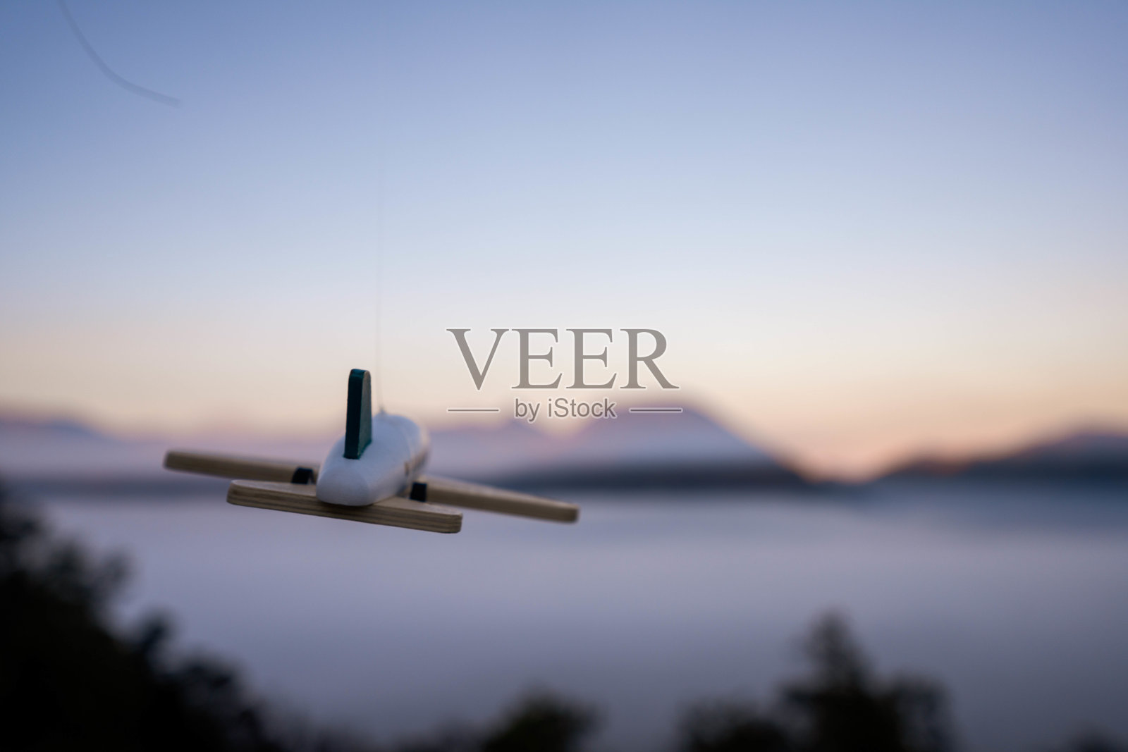 玩具飞机在布罗莫的壮丽上空飞翔照片摄影图片