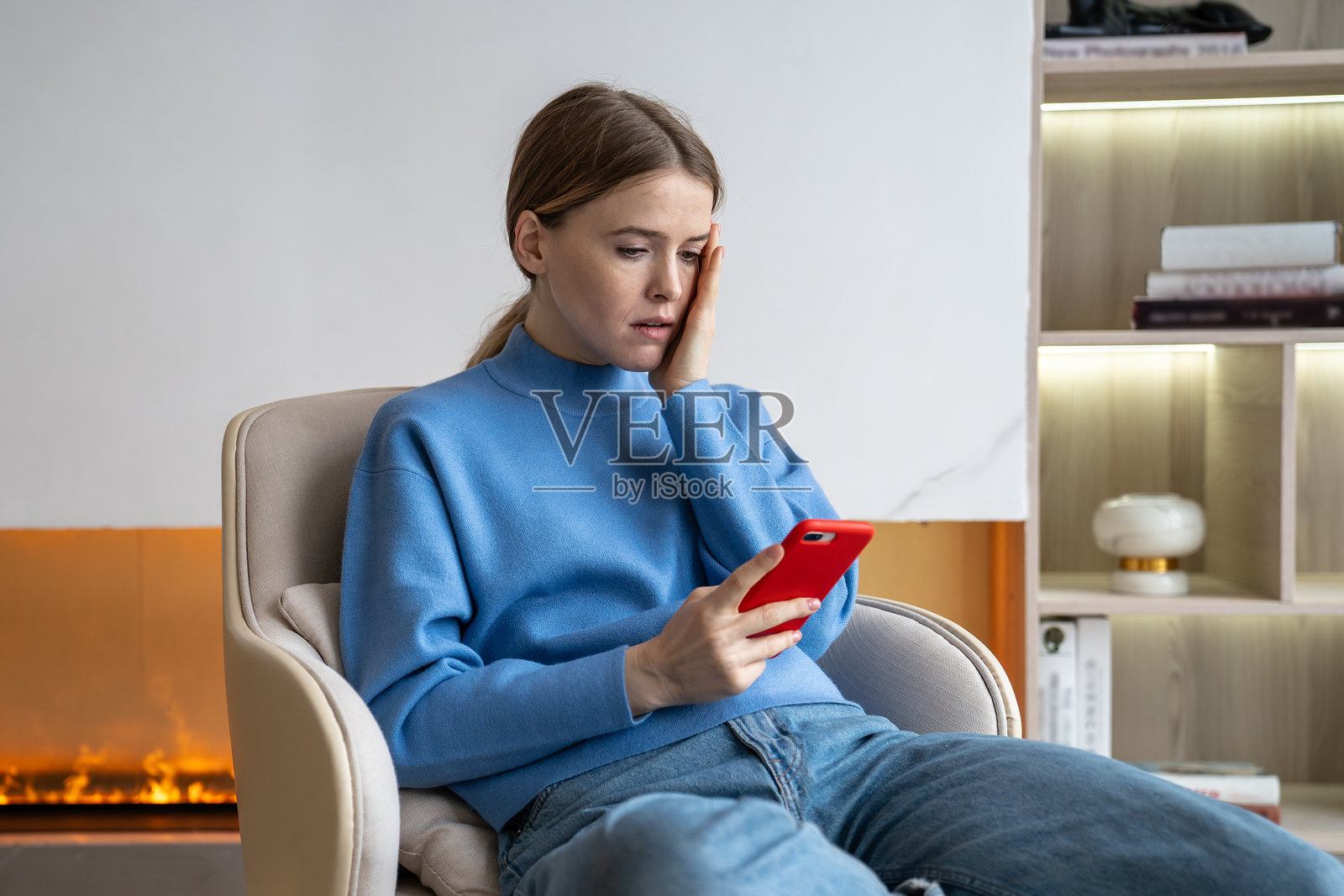 担心和震惊的女人在手机屏幕上阅读收到的糟糕、令人压力大的消息，遭遇欺骗和黑客攻击。照片摄影图片