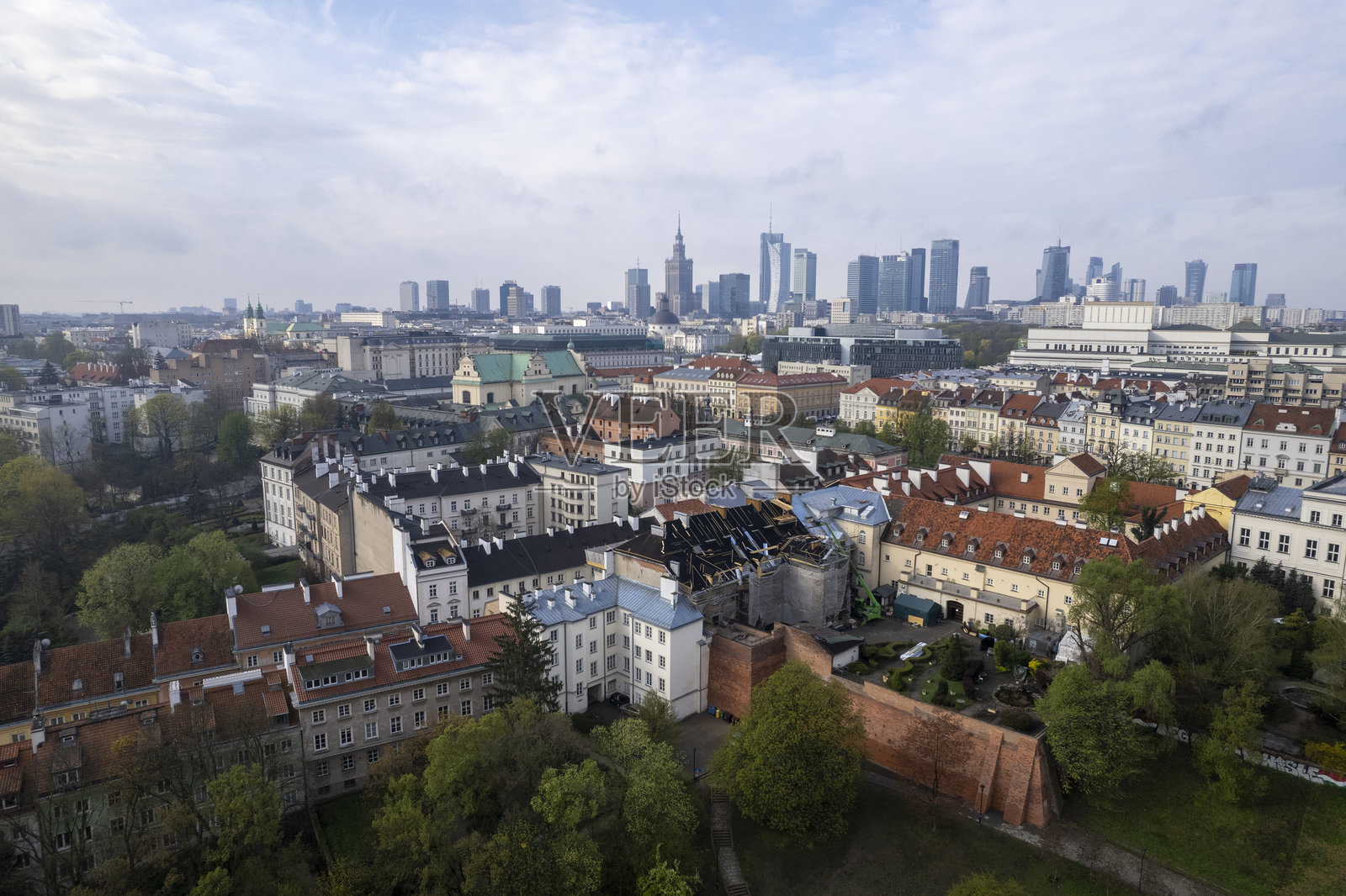 华沙老城市场广场和现代天际线的鸟瞰图照片摄影图片