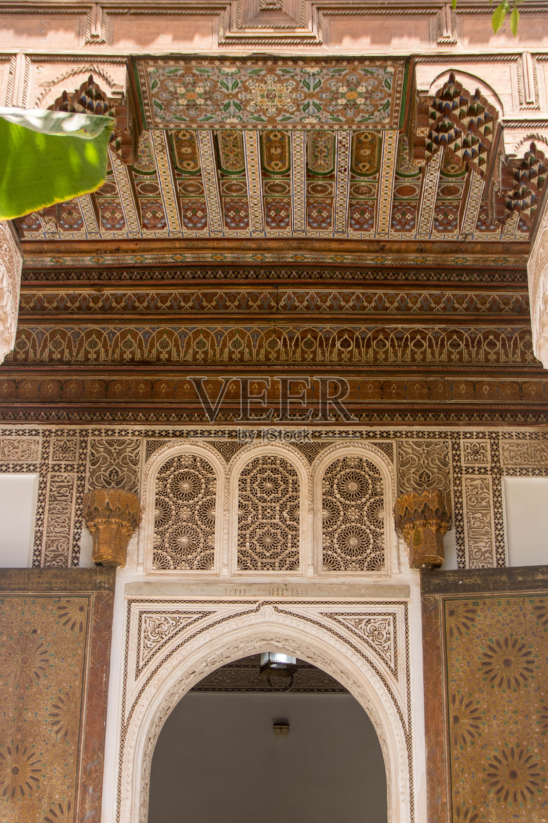 马拉喀什巴伊亚宫中的美丽木制装饰照片摄影图片