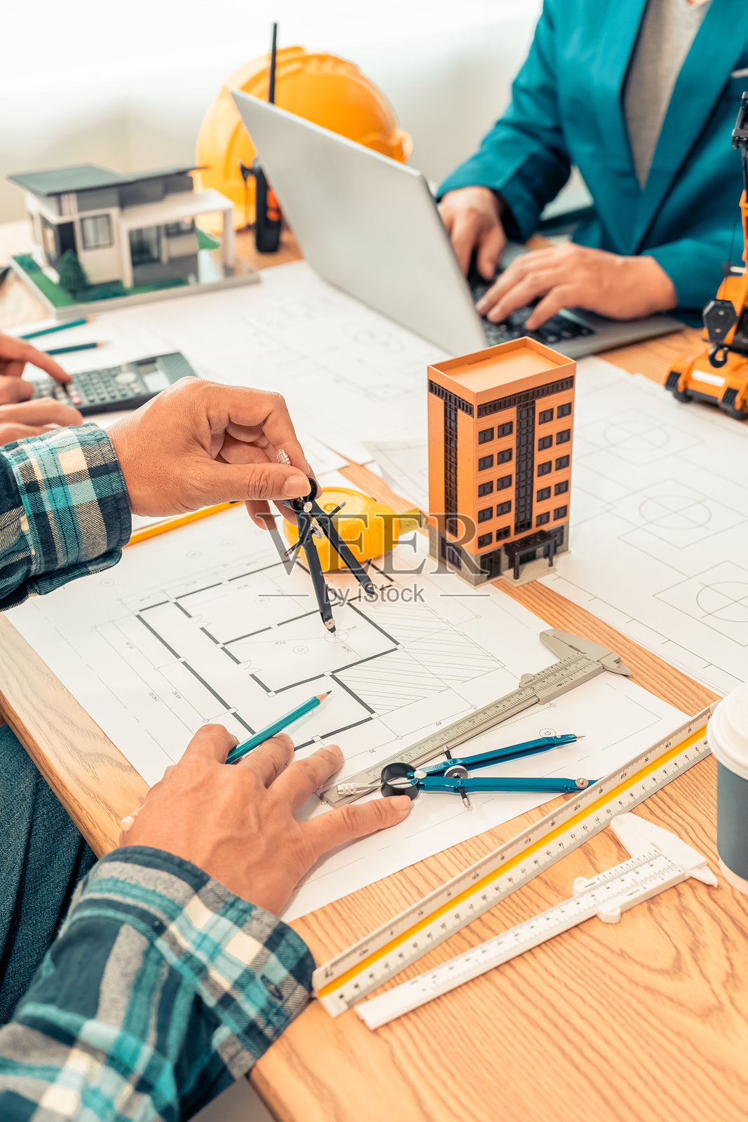 工程师和建筑工人，房屋设计，住宅建筑或房地产办公室，建筑创新。建筑工地上的人，特写镜头。照片摄影图片