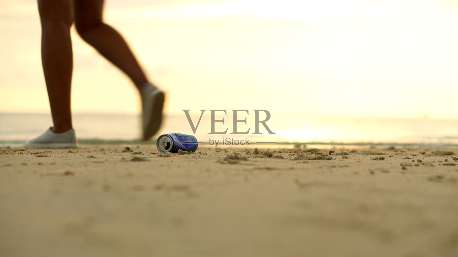 热带海滩上的污染。照片摄影图片