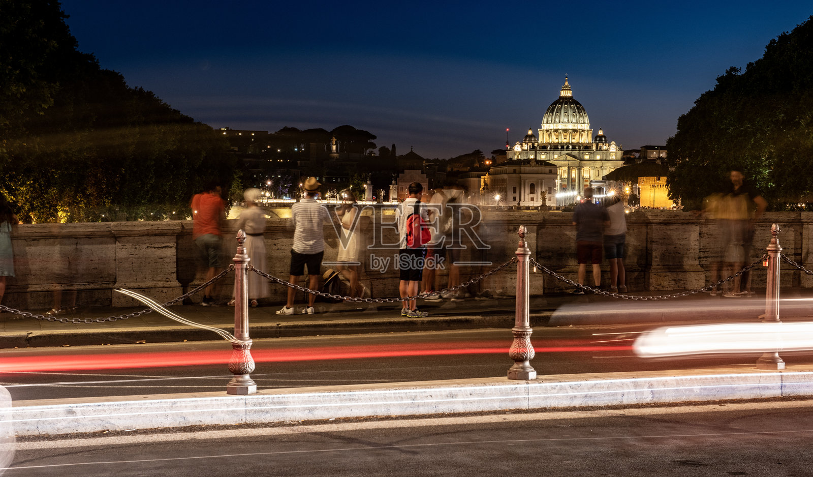 罗马，意大利的圣天使城堡（Castel Sant'Angelo）与圣天使桥（Ponte Sant'Angelo）夜景。照片摄影图片