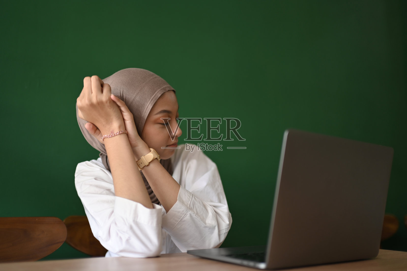 亚洲女性在工作中感到疲惫照片摄影图片